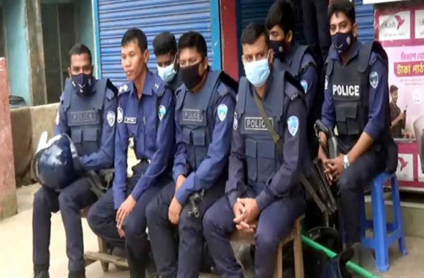 বসুরহাটে অতিরিক্ত পুলিশ মোতায়েন