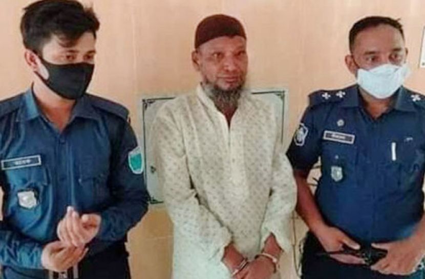 নিষিদ্ধ বই বিতরণকালে জামায়াত নেতা আটক