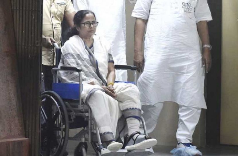 হুইল চেয়ারে বসে হাসপাতাল ছাড়লেন মমতা