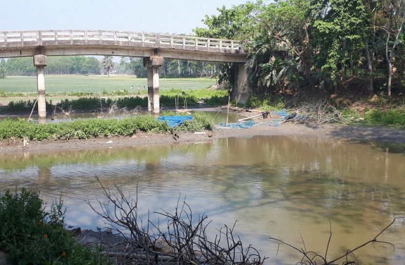 বোয়ালমারীতে সরকারি জলাশয় আটকে মৎস্য চাষ