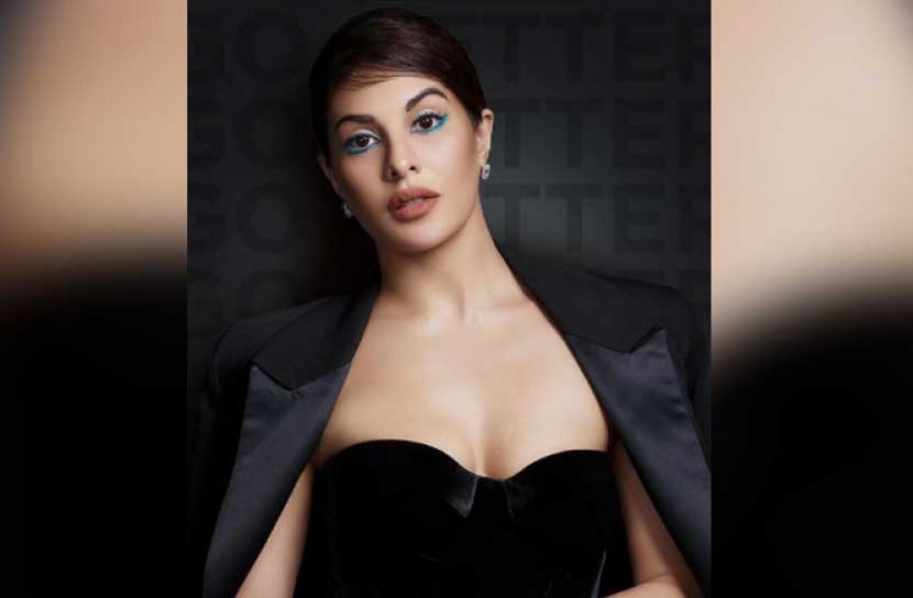 সোশ্যাল মিডিয়ায় ঝড় তুলেছে জ্যাকলিনের যে ছবি