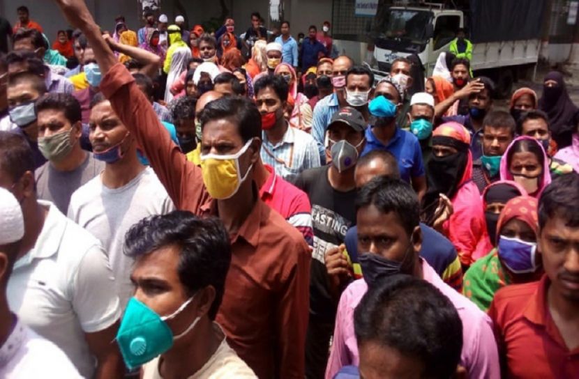 তেজগাঁওয়ে পোশাক শ্রমিকদের সড়ক অবরোধ