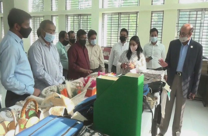 কলার খোল ও আনারসের পাতা থেকে বিভিন্ন পণ্য উৎপাদন