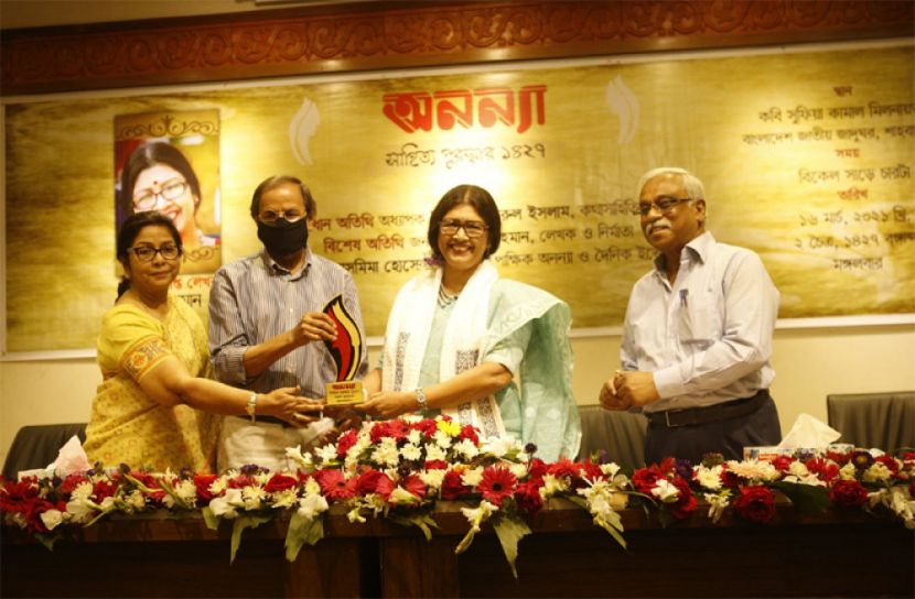 অনন্যা সাহিত্য পুরস্কার পেলেন ঝর্না রহমান