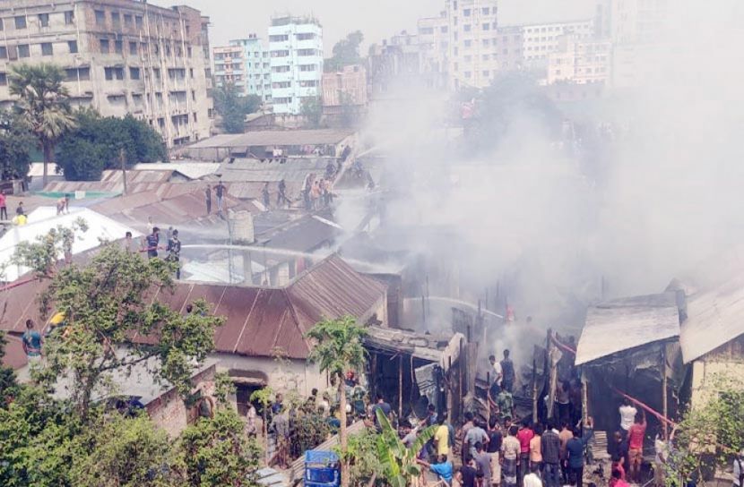 আশুলিয়ায় শ্রমিক কলোনিতে অগ্নিকাণ্ড