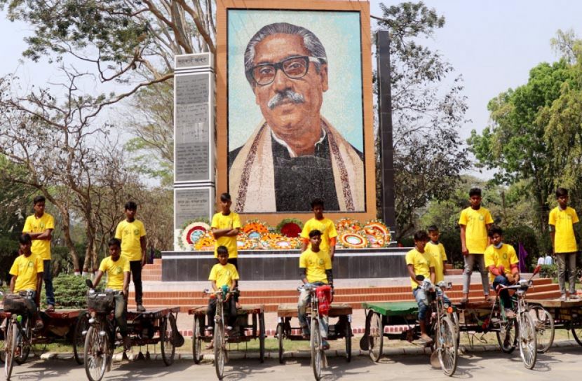 ‘আমারও মুনে চায় বই কান্দে পড়তি যাতি’