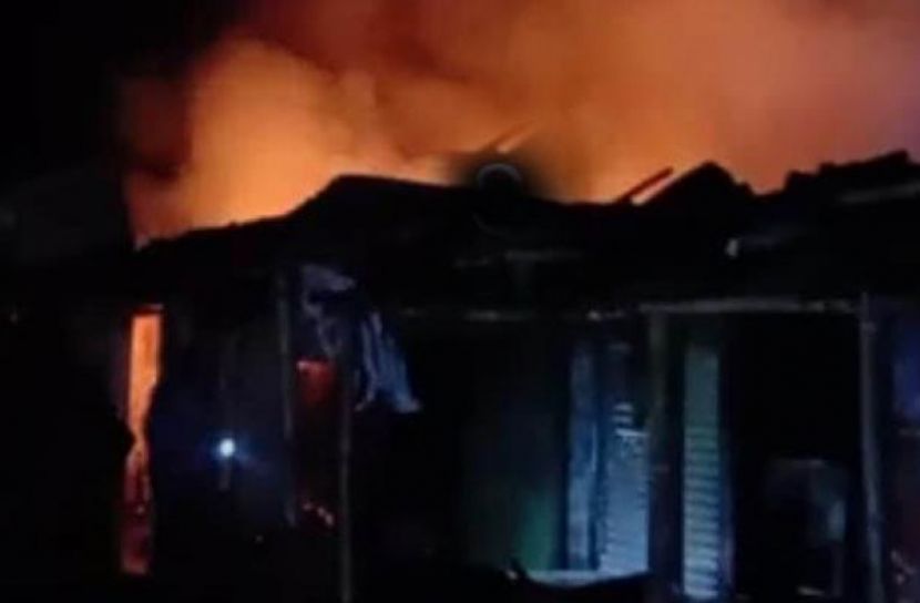 সৈয়দপুরে আগুনে পুড়লো ১১ দোকান