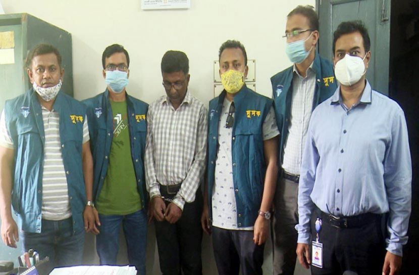 ঘুষের টাকাসহ হিসাবরক্ষণ অফিসের অডিটর আটক 