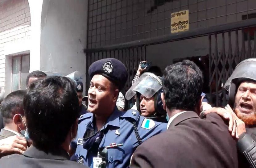 আইনজীবী ও কোর্ট স্টাফদের মধ্যে ধাওয়া-পাল্টাধাওয়া