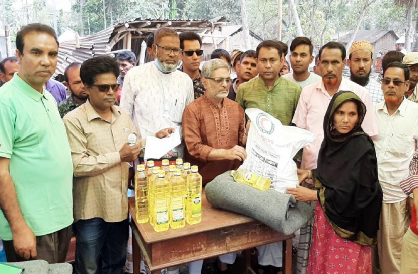 চাটমোহরে অগ্নিকাণ্ডে ক্ষতিগ্রস্তদের মাঝে সহায়তা প্রদান