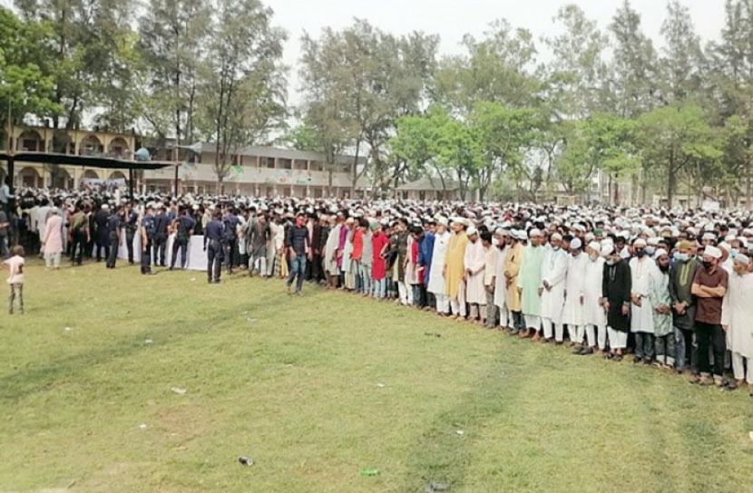 কবিরহাটে মওদুদ আহমদের জানাজায় মানুষের ঢল