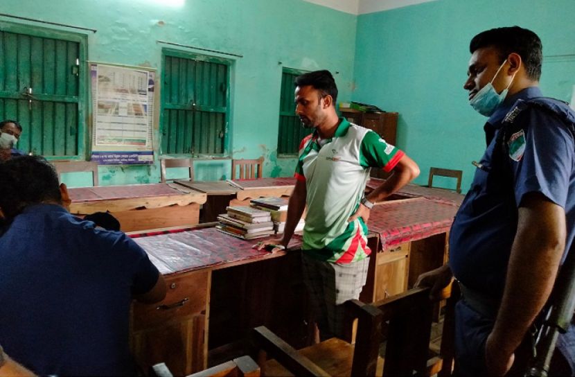 কালীগঞ্জে চেয়ারম্যানের হাতে সাংবাদিক লাঞ্ছিত
