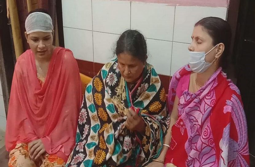 স্ত্রী ও শ্বাশুড়িকে এসিড নিক্ষেপ করল স্বামী