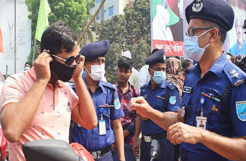 মানিকগঞ্জে পুলিশ সুপারের উদ্যোগে মাস্ক বিতরণ