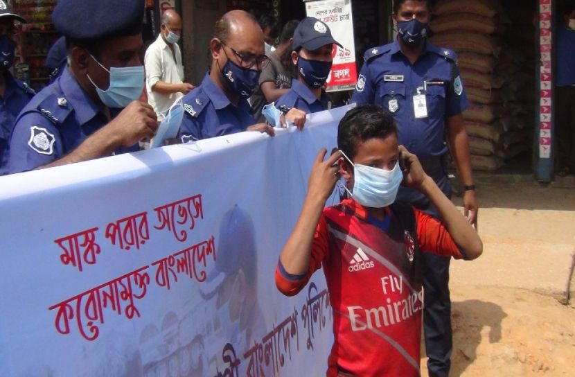 ঠাকুরগাঁওয়ে করোনা সচেতনতায় জেলা পুলিশের মাস্ক বিতরণ