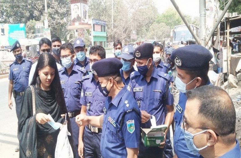 করোনার সচেতনতায় চাঁপাইনবাবগঞ্জ পুলিশের মাস্ক বিতরণ