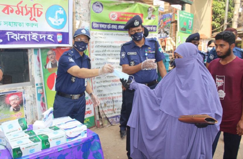 ঝিনাইদহে করোনা প্রতিরোধে পুলিশের মাস্ক বিতরণ