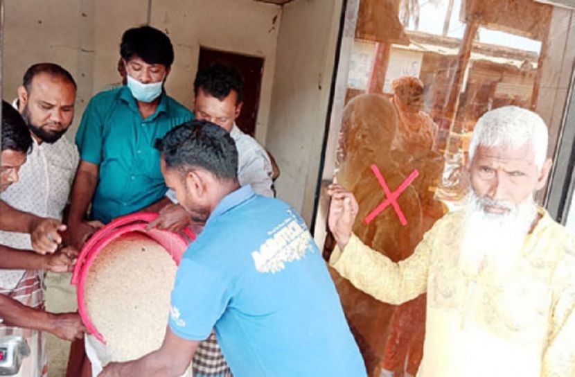 নাটোরে ১০টাকা কেজি দরের চাল পাচ্ছে হতদরিদ্ররা