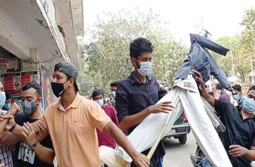 মোদির কুশপুতুল কেড়ে নিলো ছাত্রলীগ