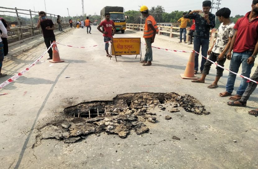 তুলারামপুর সেতুর স্লাব ভেঙে ভারী যান চলাচল বন্ধ