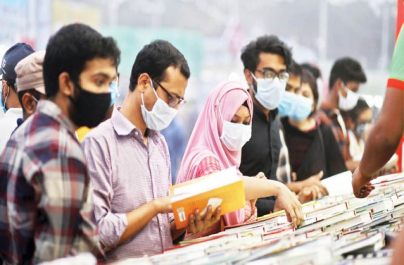বাড়ছে বই বিক্রি, আসছেন দর্শনার্থীরা
