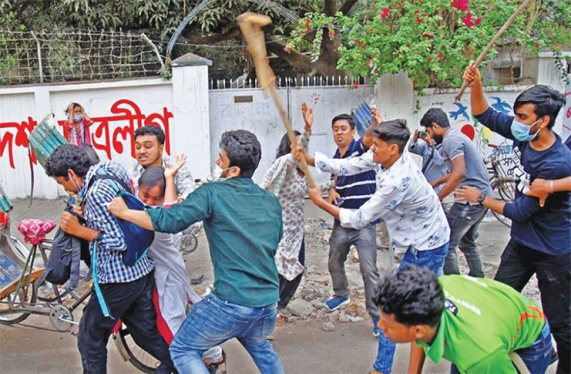 ঢাবি’তে বিক্ষোভ মিছিলে ছাত্রলীগের হামলায় আহত ২০