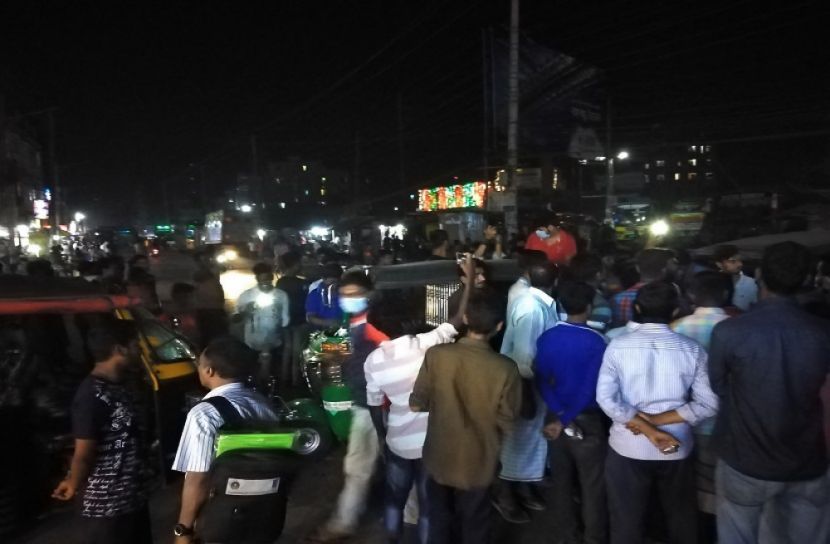 বরিশালে বাস ও মাহেন্দ্র শ্রমিক দুই গ্রুপের মধ্যে সংঘর্ষ