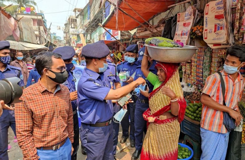 রাঙামাটিতে করোনা সচেতনতা বাড়াতে মাস্ক বিতরণ