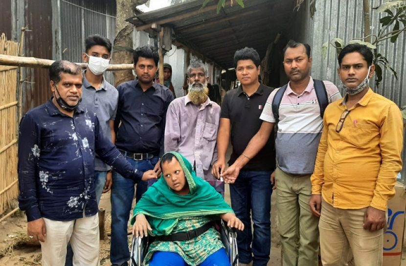 চাটমোহরে প্রতিবন্ধীকে হুইল চেয়ার প্রদান