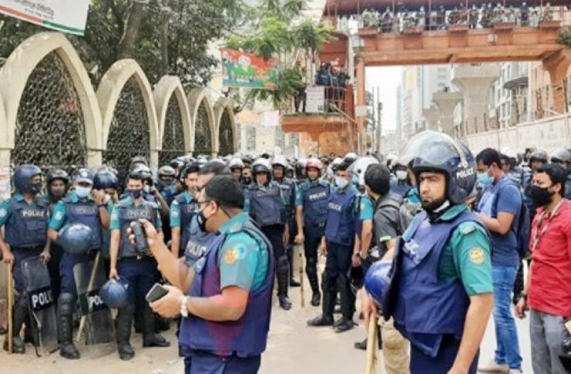বায়তুল মোকাররমের সামনে মুসল্লিদের সঙ্গে পুলিশের সংঘর্ষ 