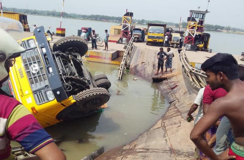 নড়াইলে বেইলি ব্রিজ ভেঙে ফেরি চলাচল বন্ধ