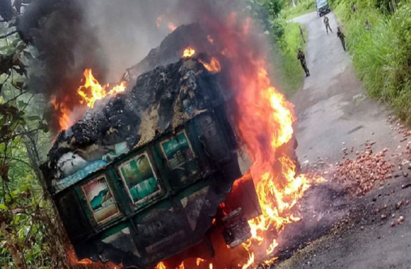 সিরাজগঞ্জে ২ ট্রাকের  মুখোমুখি সংঘর্ষে আগুনে চালক নিহত