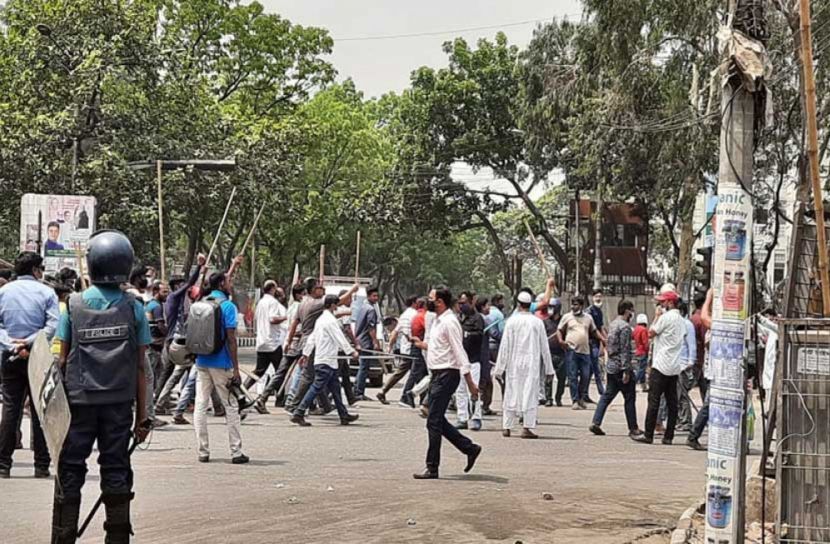পল্টনে হেফাজত ও আ.লীগের ধাওয়া-পাল্টা ধাওয়া