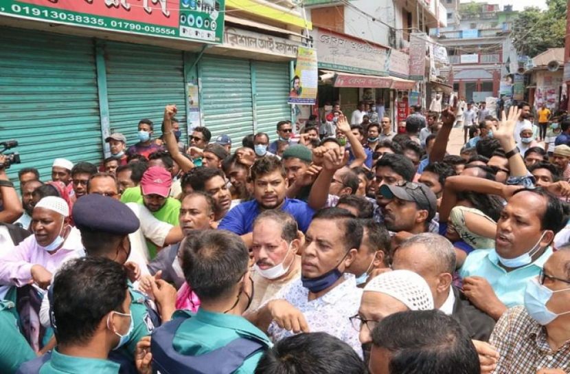 পুলিশ বেষ্টনীতে বিএনপির বিক্ষোভ, মিছিলে বাধা