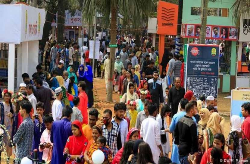 হরতালের দিনেও প্রাণবন্ত বইমেলা