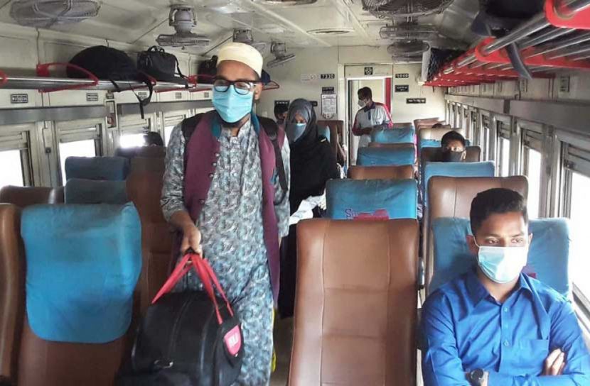 অর্ধেক আসন ফাঁকা রেখে চলবে ট্রেন
