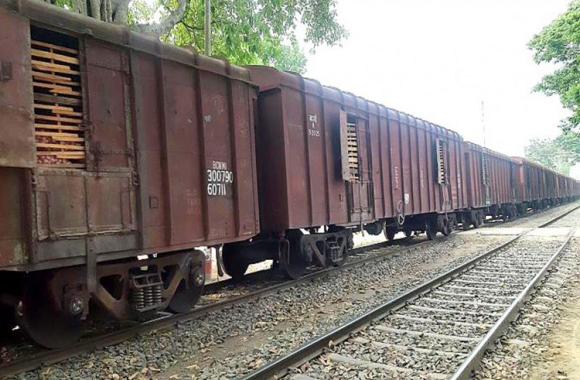 ৪২টি ওয়াগনে আসল ১৩শ ১৩ মেট্রিক টন পেঁয়াজ