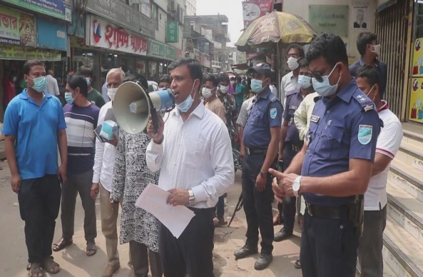 করোনা সংক্রমণ রোধে মাইকিং, মাস্ক না পরায় জরিমানা 