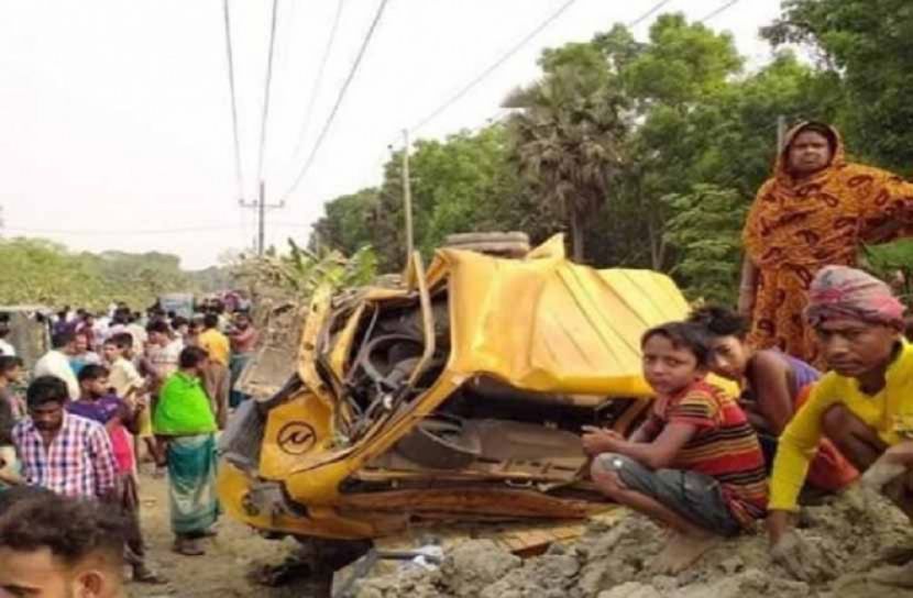 ট্রাকে ট্রেনের ধাক্কা, প্রাণ গেল চালক ও সহকারীর