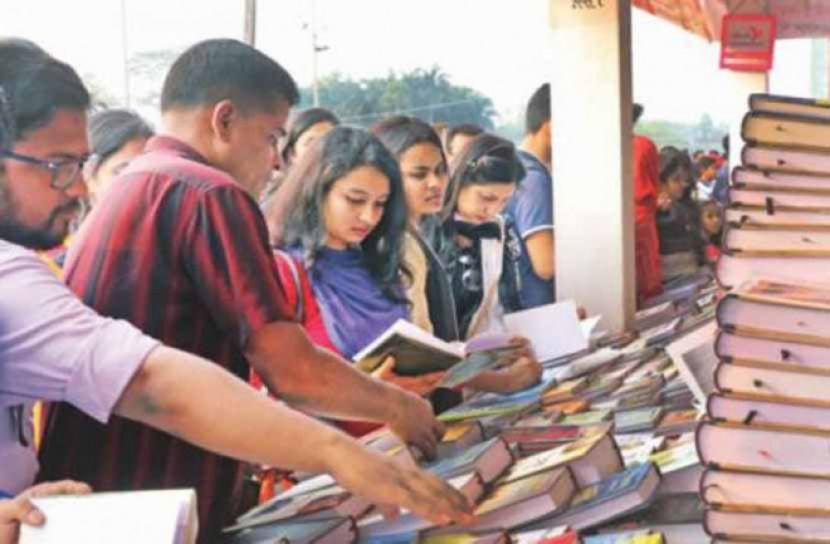 মেলায় বইকেনার ব্যস্ততা 