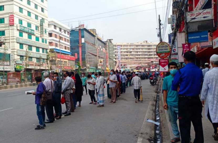 দুর্ভোগে বাসের অপেক্ষায় যাত্রীরা