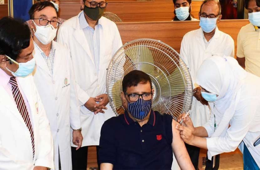 টিকা নিলেন ওবায়দুল কাদের