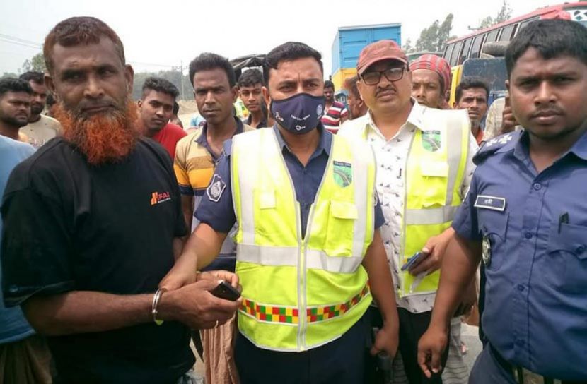 ট্রাকচাপায় ভ্যান আরোহী নারী নিহত 