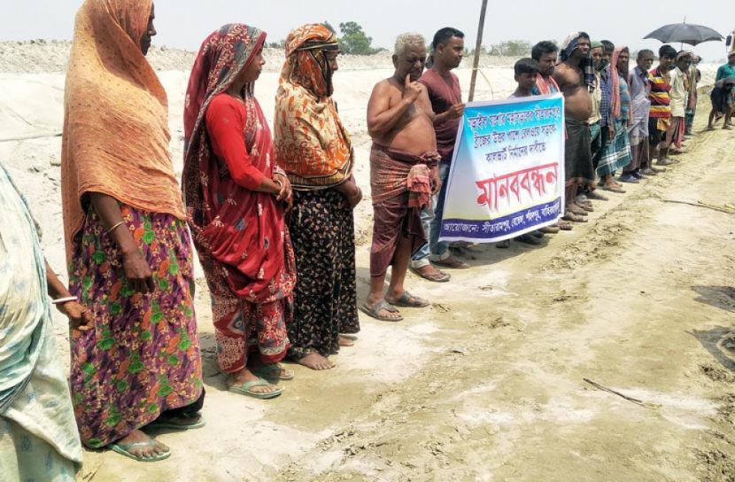 নির্দিষ্ট স্থানে কালভার্ট নির্মাণের দাবিতে মানববন্ধন 