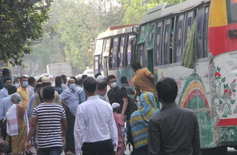 রাজধানীতে সড়কে বাস আটকে বিক্ষোভ