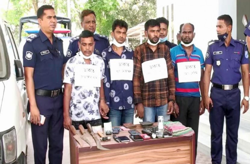 মহাসড়ক থেকে চার ডাকাত গ্রেফতার