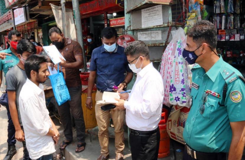 বরিশালে মাস্ক না পড়ায় ২৮ ব্যক্তিকে অর্থদণ্ড