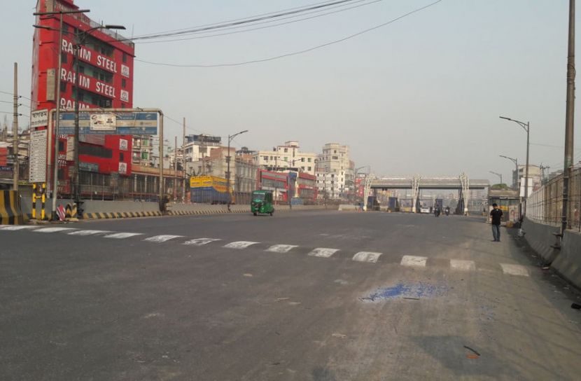 লকডাউনে অফিসগামীদের দুর্ভোগ চরমে