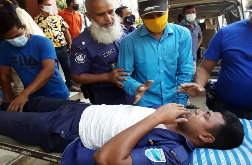 পুলিশবাহী পিকআপে বাসের চাপা, ২১ পুলিশ সদস্য আহত