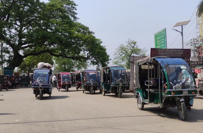 সড়কে নেই গণপরিবহন, রিকশা-ইজিবাইকের দাপট